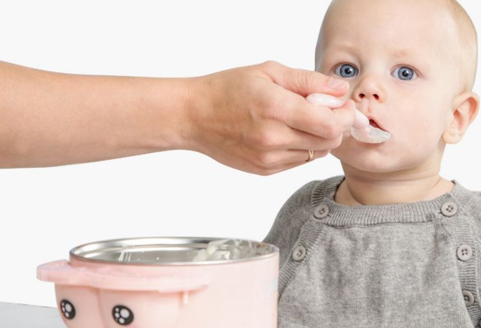 宝宝可以用硅胶勺子吗-婴儿用硅胶勺子安全吗对孩子的身体好吗，宝宝六个月以后，就可以添加辅食了，添加辅食对于小宝宝来说，可是打开了新世界的大门，他们可以用味蕾体验这个丰富多彩的世界，品尝妈妈精心准备的各种美食。宝宝在品尝美味辅食之前还需要一把打开新世界大门的钥匙，一把好用的硅胶勺子。相对于怎么给宝宝选择奶瓶啊、选择碗啊，给宝宝选择一把合适的硅胶勺子更有讲究！因为宝宝使用的勺子是什么材质、款式，包括其功能，这都是需要家长去考虑关注的问题！那么，宝宝可以用硅胶勺子吗-婴儿用硅胶勺子安全吗对孩子的身体好吗？