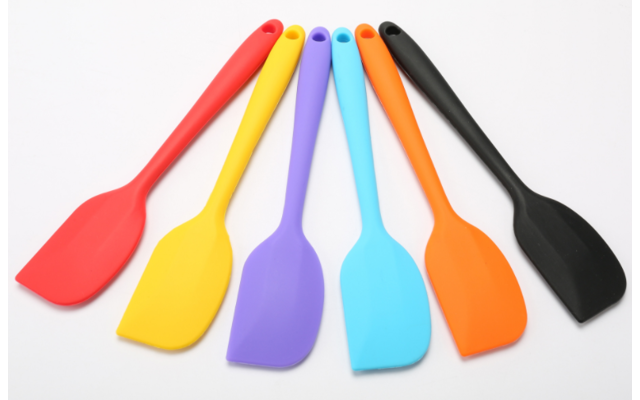 硅胶厨具套装 硅胶吃饭兜 室温硫化硅橡胶 硅橡胶制品厂家为你讲解